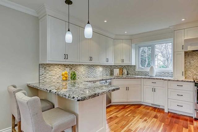 264 Trowbridge Pl, House detached with 4 bedrooms, 3 bathrooms and 3 parking in Oakville ON | Image 3