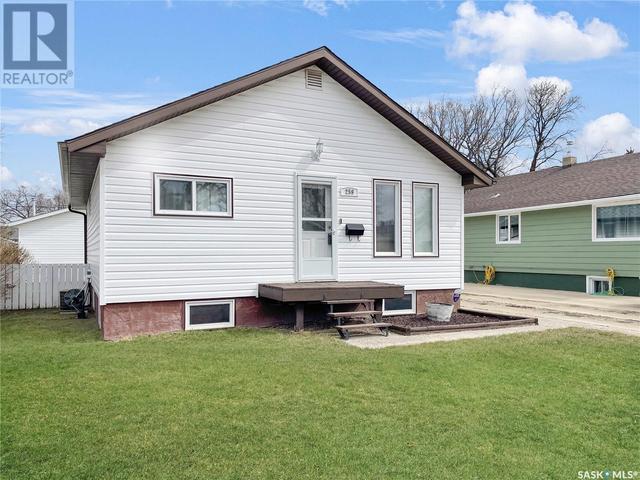 259 5th Avenue Se, House detached with 4 bedrooms, 2 bathrooms and null parking in Swift Current SK | Image 1