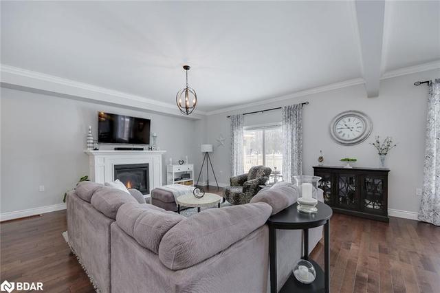 16 Lowry Court, House detached with 4 bedrooms, 2 bathrooms and 6 parking in Barrie ON | Image 7