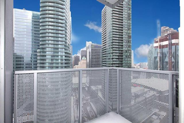 3003 - 10 York St, Condo with 2 bedrooms, 2 bathrooms and 1 parking in Toronto ON | Image 4