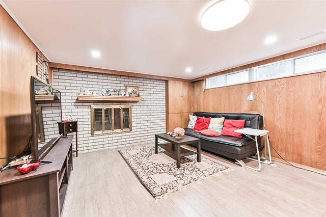 toronto - 60 Beacham Cres, House detached with 4 bedrooms, 2 bathrooms and 5 parking in Toronto ON | Image 13
