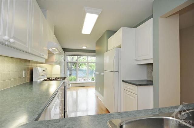 239 Second Avenue, Townhouse with 3 bedrooms, 3 bathrooms and 2 parking in Ottawa ON | Image 4