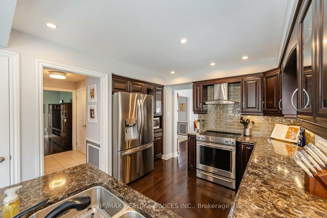 52 Northampton St, House detached with 4 bedrooms, 3 bathrooms and 4 parking in Brampton ON | Image 3