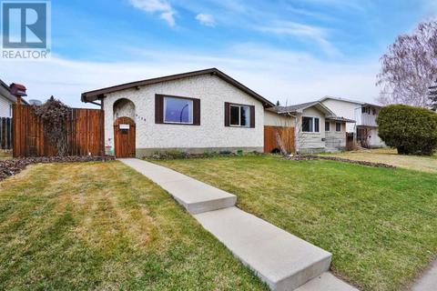 6136 Horn Street, House detached with 4 bedrooms, 2 bathrooms and 2 parking in Red Deer AB | Card Image