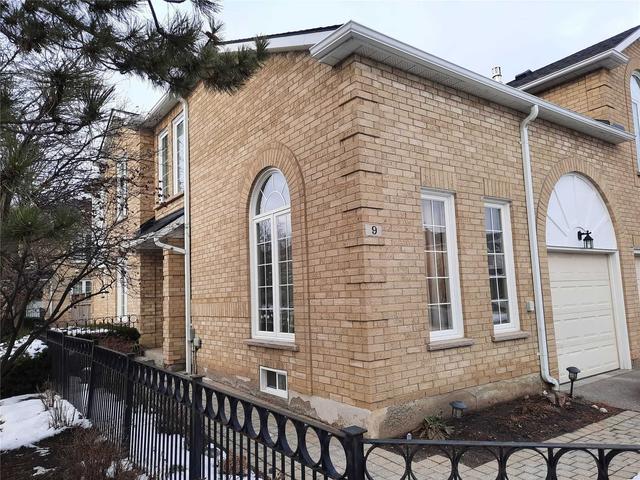 9 Heathcliffe Sq, Townhouse with 3 bedrooms, 4 bathrooms and 2 parking in Brampton ON | Image 1