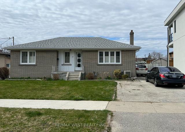 210 Cornelius Pkwy, House detached with 3 bedrooms, 2 bathrooms and 5 parking in Toronto ON | Image 2