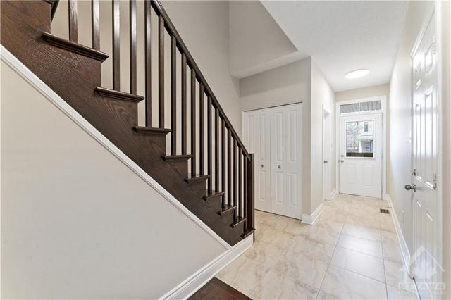 109 Hawkeswood Drive, Townhouse with 3 bedrooms, 3 bathrooms and 3 parking in Ottawa ON | Image 3