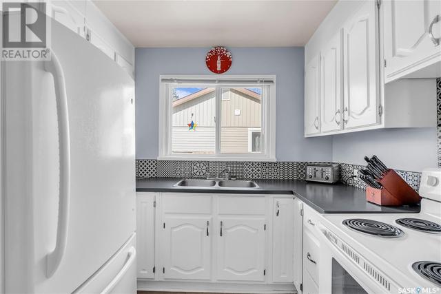1813 Park Avenue, House detached with 6 bedrooms, 2 bathrooms and null parking in Saskatoon SK | Image 3