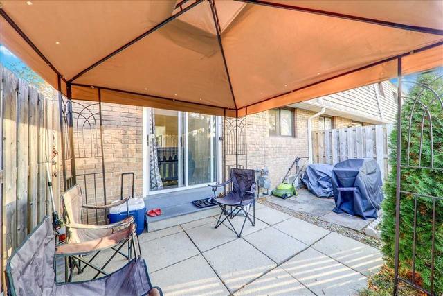 22 Enmount Dr, Townhouse with 3 bedrooms, 2 bathrooms and 2 parking in Brampton ON | Image 11