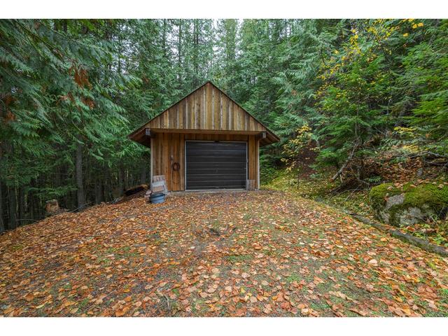 2197 Highway 3, House detached with 2 bedrooms, 2 bathrooms and 4 parking in Central Kootenay C BC | Image 4
