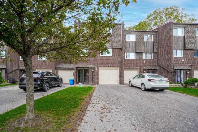 45 Windy Golfway Gfwy, Townhouse with 3 bedrooms, 2 bathrooms and 3 parking in Toronto ON | Image 1