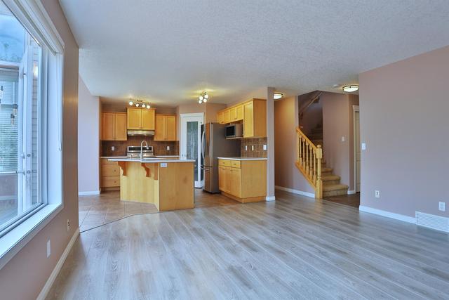 226 Cougarstone Gardens Sw, House detached with 4 bedrooms, 3 bathrooms and 4 parking in Calgary AB | Image 2