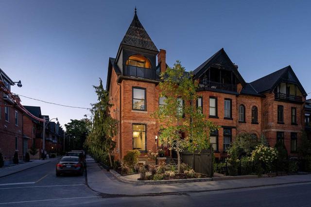 326 Wellesley St E, House semidetached with 4 bedrooms, 4 bathrooms and 2 parking in Toronto ON | Image 1