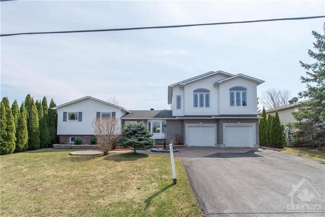 1796 Claude Street, House detached with 4 bedrooms, 2 bathrooms and 8 parking in Clarence Rockland ON | Image 1