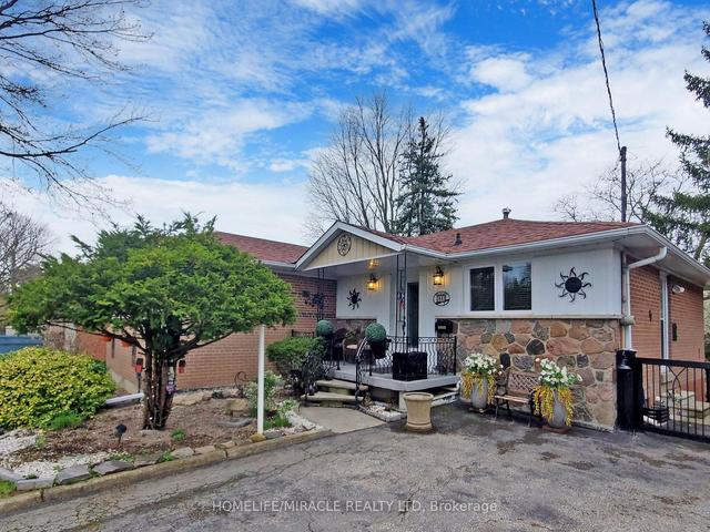 86 Coral Gable Dr, House detached with 3 bedrooms, 2 bathrooms and 6 parking in Toronto ON | Image 1