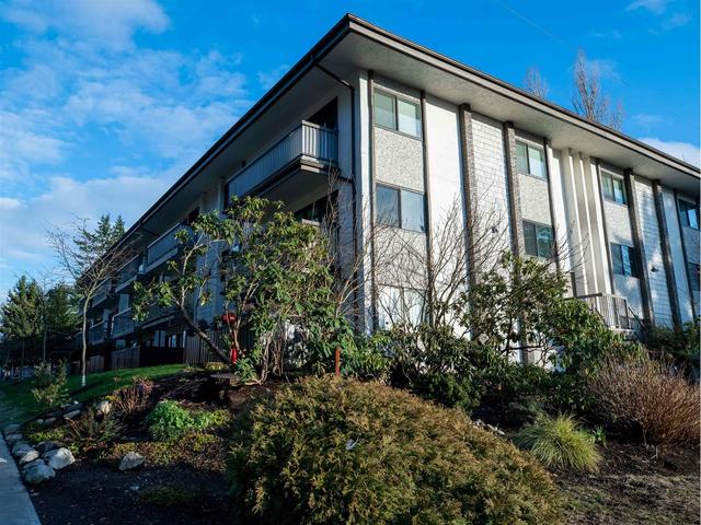 117 - 15020 North Bluff Road, Condo with 1 bedrooms, 1 bathrooms and 1 parking in White Rock BC | Card Image
