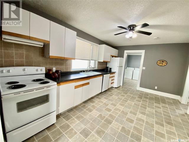215 4th Street E, House detached with 1 bedrooms, 1 bathrooms and null parking in Carnduff SK | Image 6
