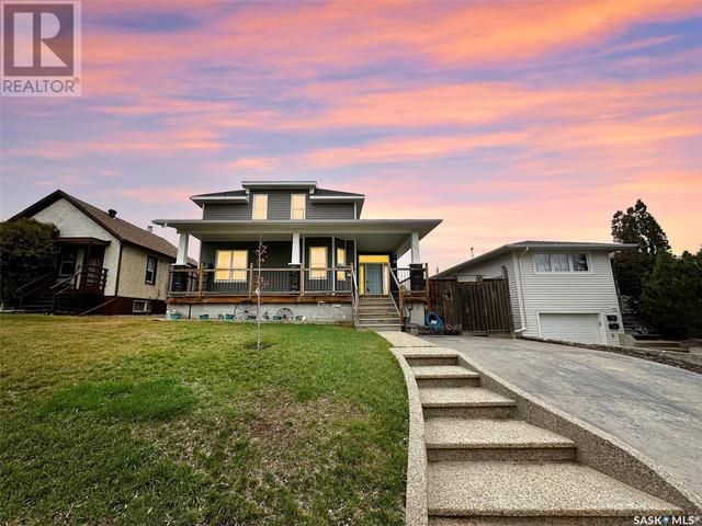 461 3rd Avenue Nw, House detached with 4 bedrooms, 2 bathrooms and null parking in Swift Current SK | Image 1