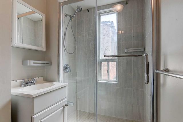 542 Manning Ave, House semidetached with 3 bedrooms, 4 bathrooms and 2 parking in Toronto ON | Image 6