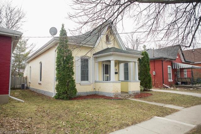 217 Sheridan Street, House detached with 3 bedrooms, 1 bathrooms and 4 parking in Brantford ON | Image 2