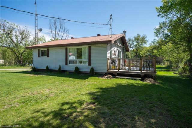 2444 Henderson Road, House detached with 3 bedrooms, 1 bathrooms and 6 parking in Central Frontenac ON | Image 3