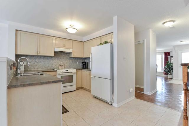 186 Hawkview Blvd, House attached with 3 bedrooms, 3 bathrooms and 3 parking in Vaughan ON | Image 3