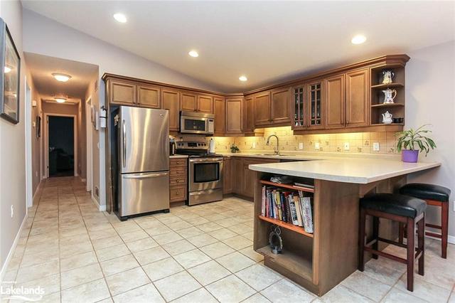 8 Pennsylvania Avenue, House detached with 2 bedrooms, 2 bathrooms and 3 parking in Wasaga Beach ON | Image 7
