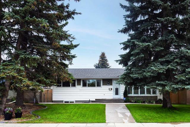 2412 Langriville Drive Sw, House detached with 3 bedrooms, 2 bathrooms and 3 parking in Calgary AB | Image 1