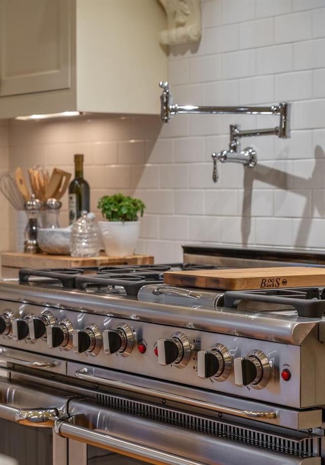 6 burner, commercial grade stove with double oven | Image 13