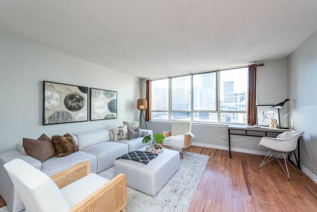 815 - 633 Bay Street, Condo with 1 bedrooms, 2 bathrooms and 0 parking in Toronto ON | Card Image