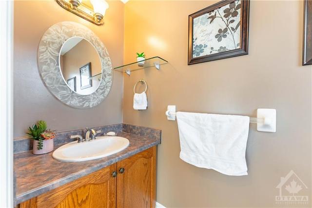 1039 Markwick Crescent, Townhouse with 3 bedrooms, 3 bathrooms and 3 parking in Ottawa ON | Image 6