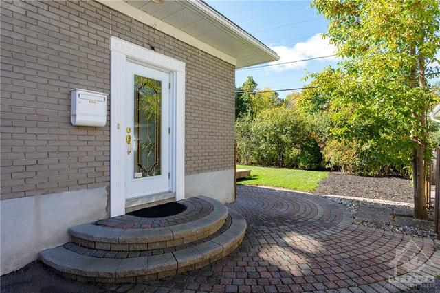 2036 Dorval Avenue, House detached with 3 bedrooms, 2 bathrooms and 4 parking in Ottawa ON | Image 3