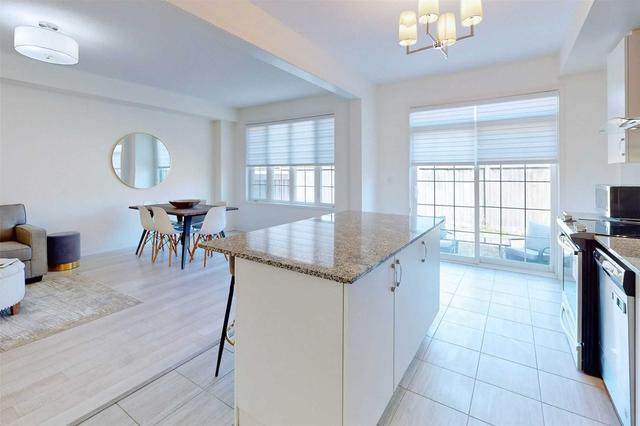 28 Avonmore Tr, House attached with 3 bedrooms, 3 bathrooms and 2 parking in Vaughan ON | Image 5
