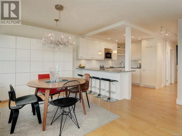 1102 - 250 Douglas St, Condo with 2 bedrooms, 1 bathrooms and null parking in Victoria BC | Image 2