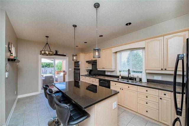 7967 Oakridge Dr, House detached with 3 bedrooms, 3 bathrooms and 8 parking in Niagara Falls ON | Image 21