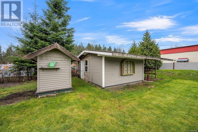 5733 Island Hwy N, House detached with 3 bedrooms, 1 bathrooms and 4 parking in Comox Valley B (Lazo North) BC | Image 18