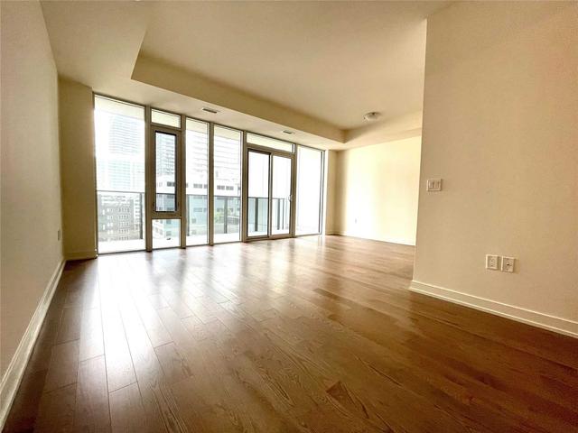 1018 - 330 Richmond St W, Condo with 1 bedrooms, 2 bathrooms and 0 parking in Toronto ON | Image 6