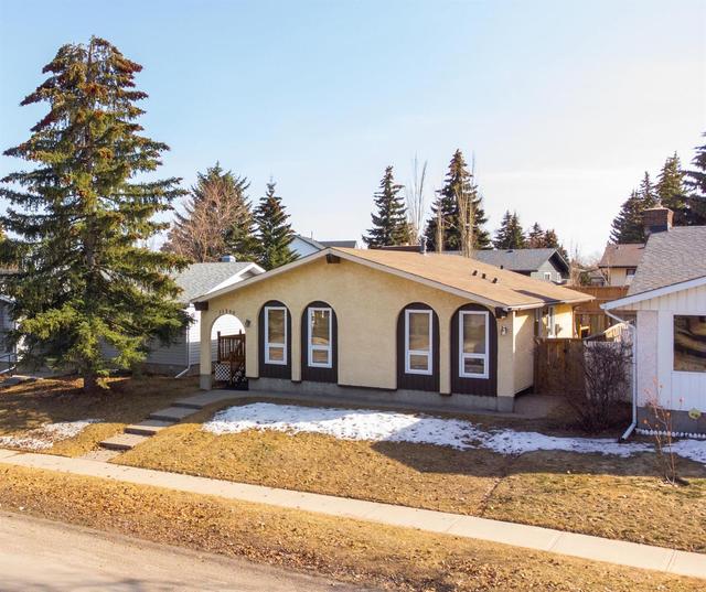 11240 Braeside Drive Sw, House detached with 3 bedrooms, 2 bathrooms and 3 parking in Calgary AB | Image 1