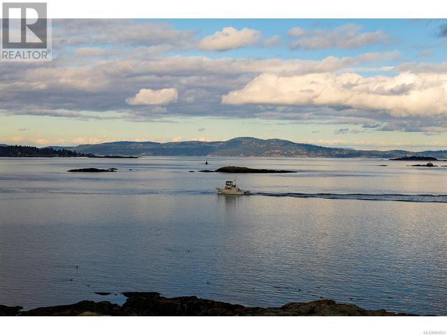 302 - 1270 Beach Dr, Condo with 2 bedrooms, 1 bathrooms and null parking in Oak Bay BC | Image 20