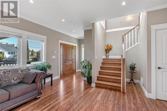 157 Maddock Ave W, House detached with 5 bedrooms, 4 bathrooms and 4 parking in Saanich BC | Image 4