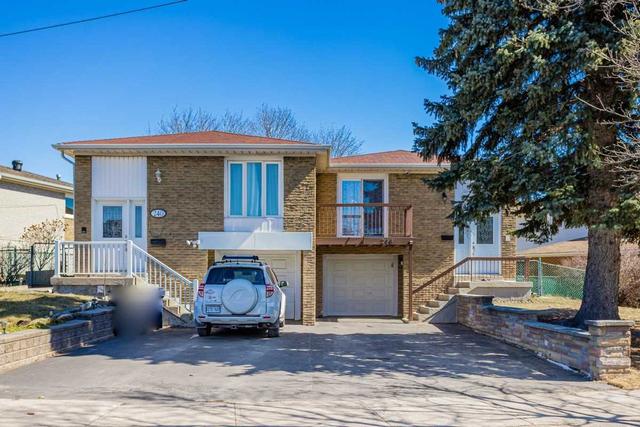 246 Shawnee Circ, House semidetached with 3 bedrooms, 3 bathrooms and 3 parking in Toronto ON | Card Image