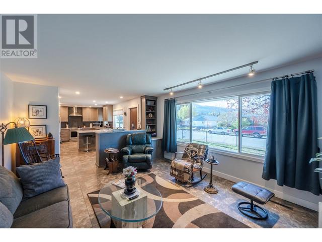 71 Granby Place, House detached with 4 bedrooms, 1 bathrooms and 4 parking in Penticton BC | Image 3