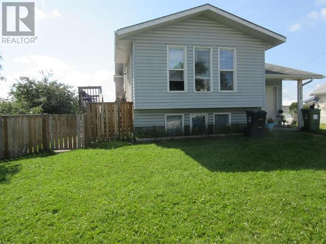 4504 47 Street, House detached with 4 bedrooms, 2 bathrooms and 4 parking in Rocky Mountain House AB | Card Image