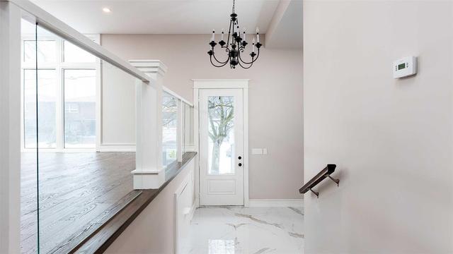 130 Lake Cres, House detached with 4 bedrooms, 5 bathrooms and 1 parking in Toronto ON | Image 2