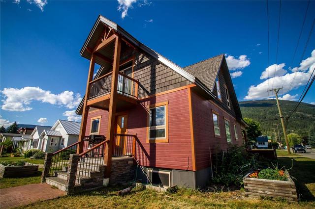 424 Seventh Street, House detached with 5 bedrooms, 4 bathrooms and null parking in Revelstoke BC | Card Image