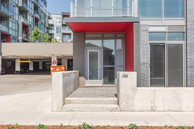 C221 - 5260 Dundas St, Condo with 3 bedrooms, 3 bathrooms and 1 parking in Burlington ON | Image 2