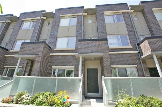 th03 - 330 Village Green Sq, Townhouse with 3 bedrooms, 3 bathrooms and 2 parking in Toronto ON | Image 1