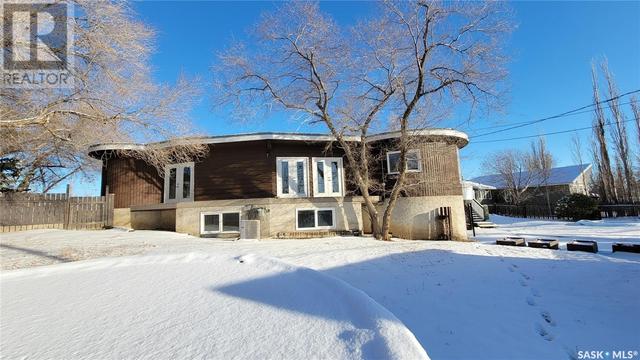 335 Yukon Avenue, House detached with 5 bedrooms, 3 bathrooms and null parking in Kerrobert SK | Image 2