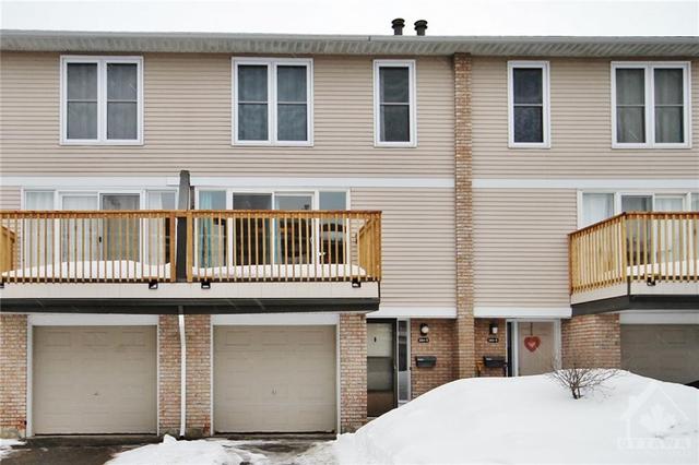 d - 284 Dalehurst Drive, Townhouse with 3 bedrooms, 2 bathrooms and 2 parking in Ottawa ON | Image 1