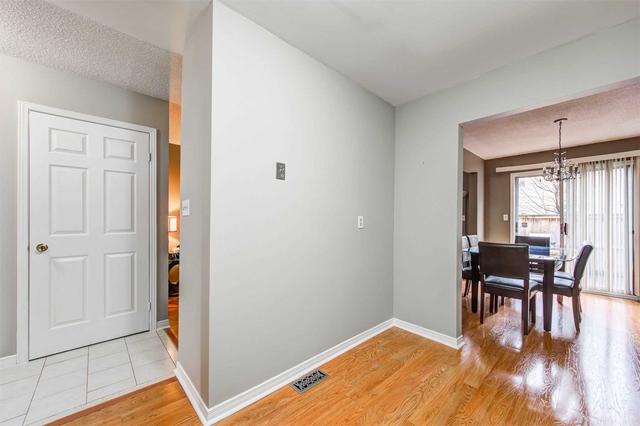 1675 Upper Gage Ave, Townhouse with 3 bedrooms, 2 bathrooms and 2 parking in Hamilton ON | Image 2